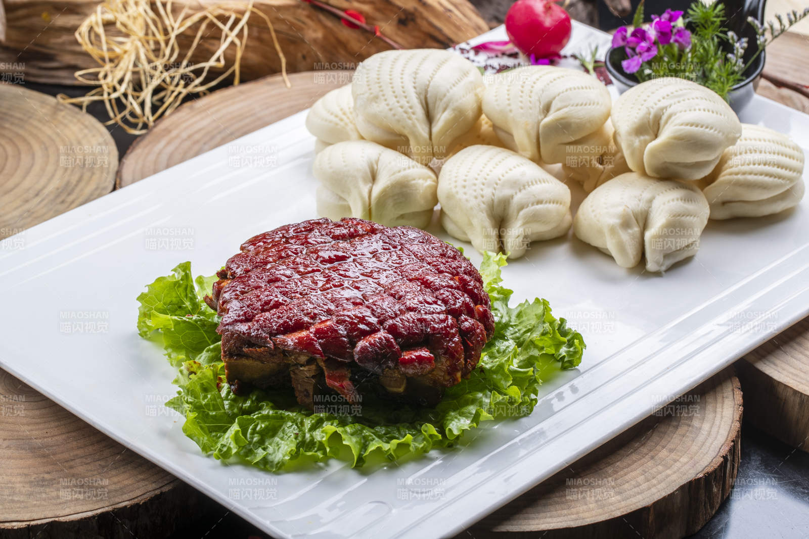 长方形瓷盘装的花馍夹酱肉摆放在樟木砧板上