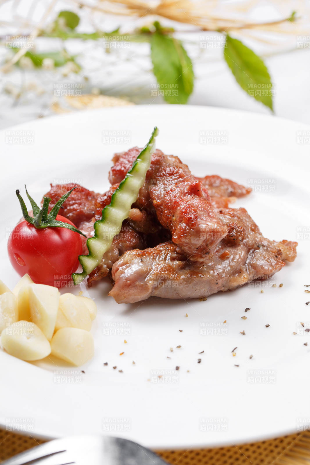 鐵板澳洲腹肉牛排擺放在草墊上