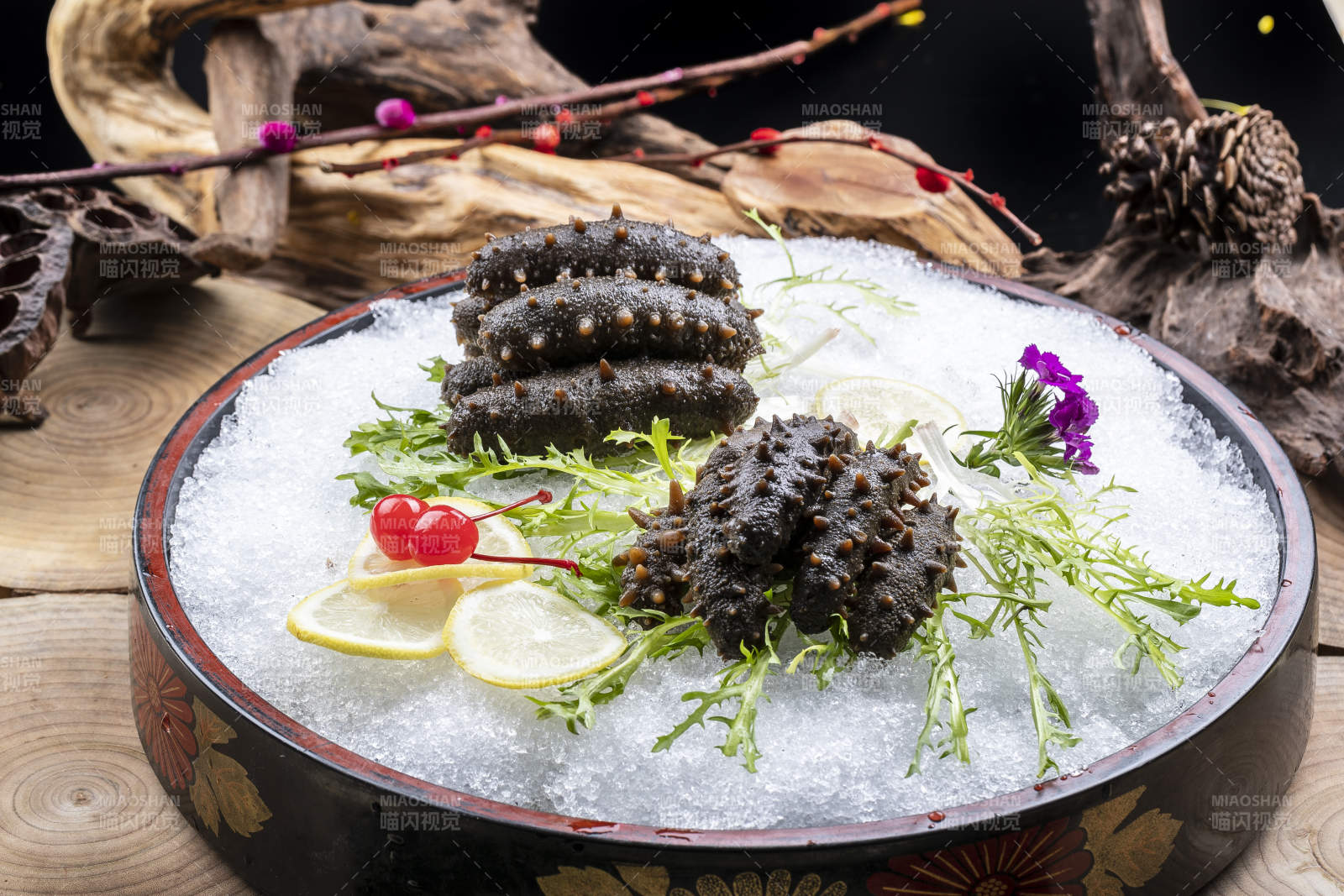 梅花参刺身摆放在樟木砧板上-摄影图