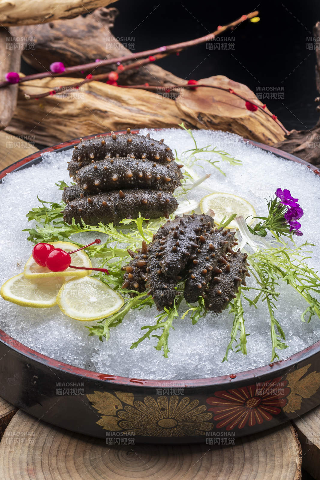 梅花参刺身摆放在樟木砧板上-摄影图