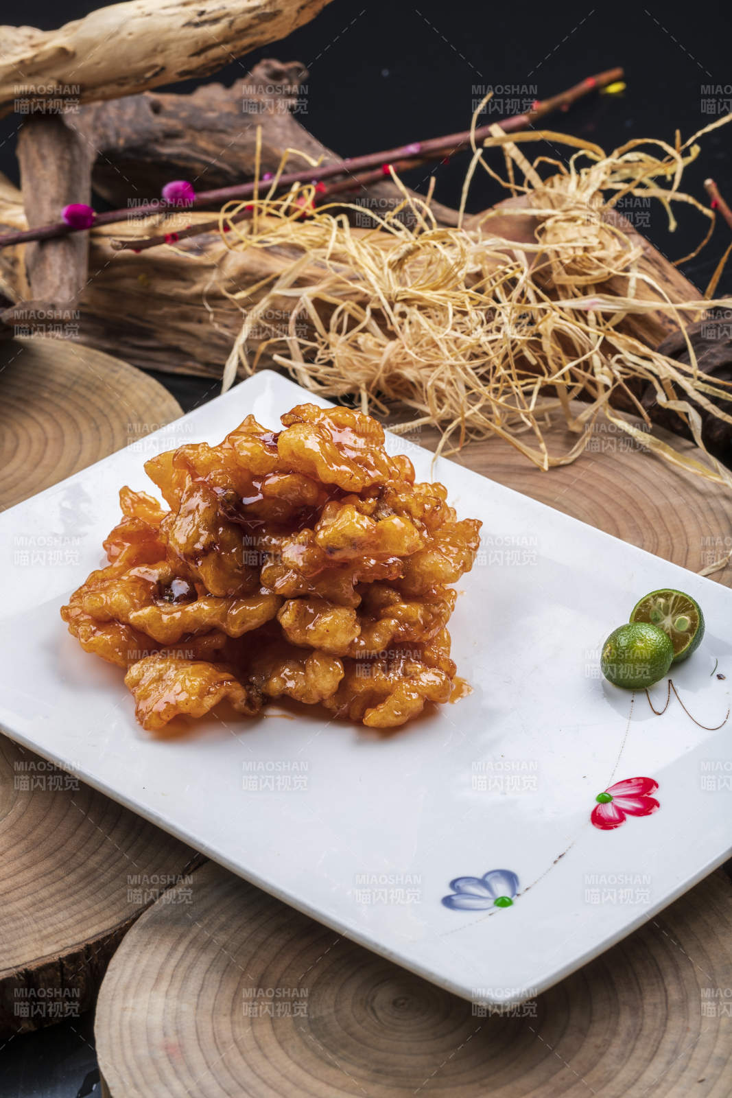 长方形瓷盘装的糖醋龙利鱼摆放在樟木砧板上