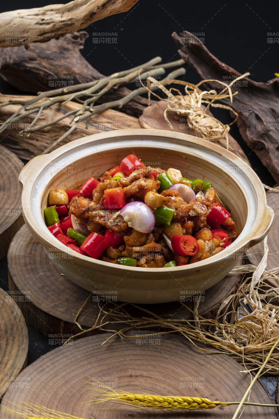 麻辣蒜香牛蛙煲摆放在樟木砧板上