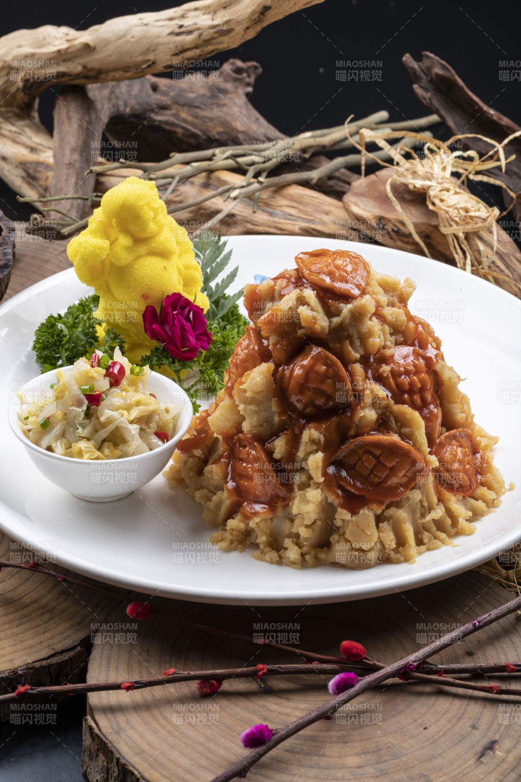 白色圓盤裝的土豆燜鮑魚擺放在樟木砧板上