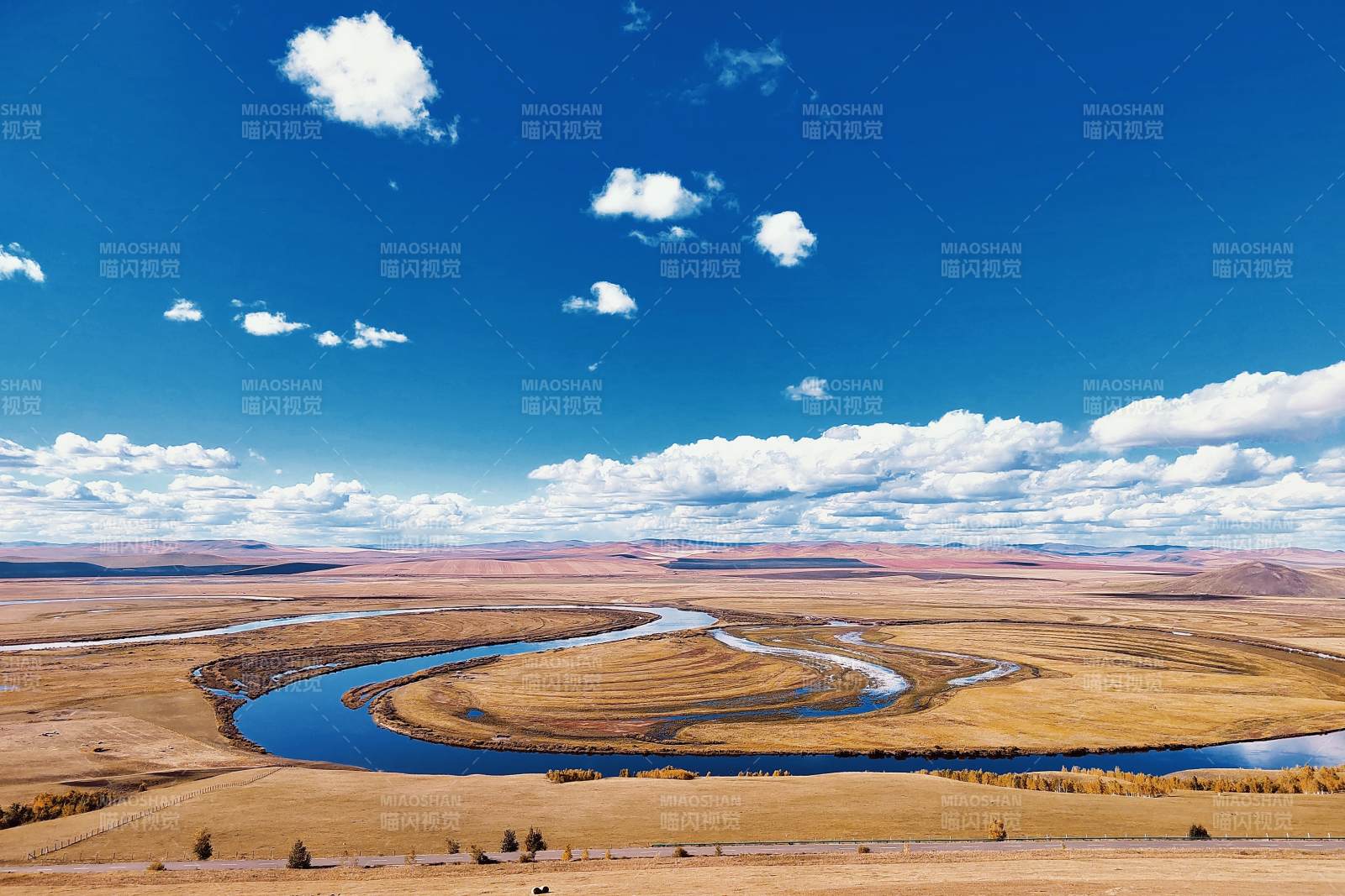 草原上的蜿蜒河流