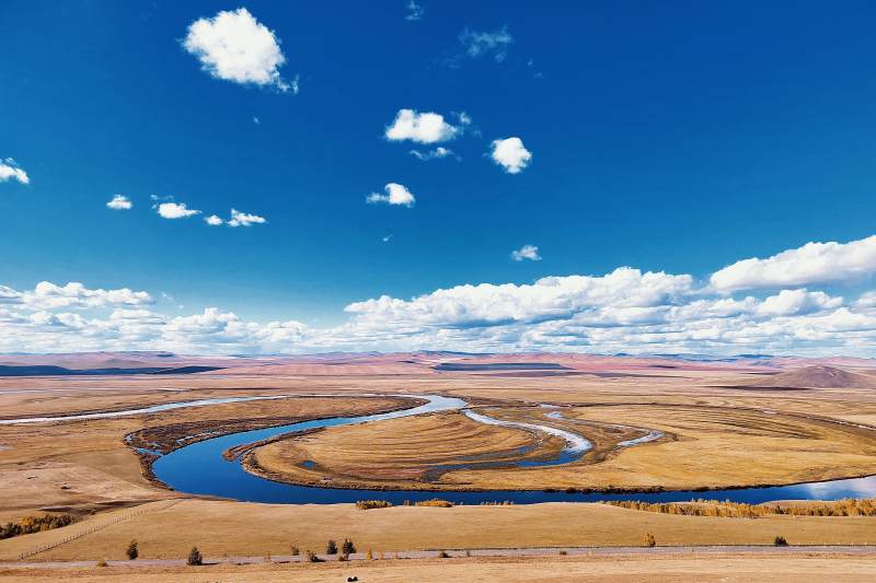 草原上的蜿蜒河流