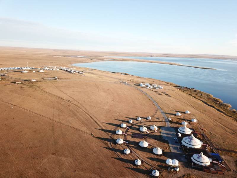 湖畔蒙古包群落