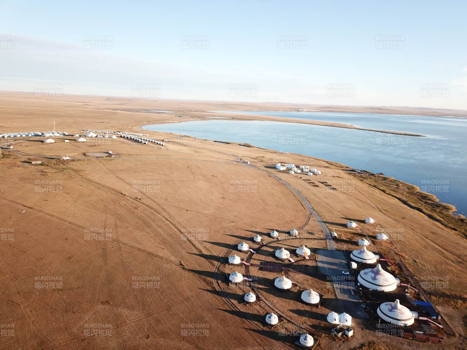 湖畔蒙古包群落