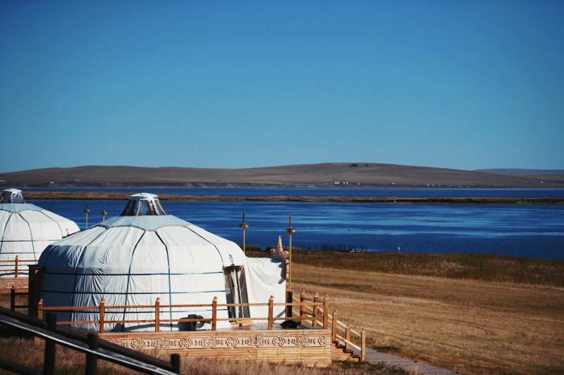 草原湖畔的蒙古包