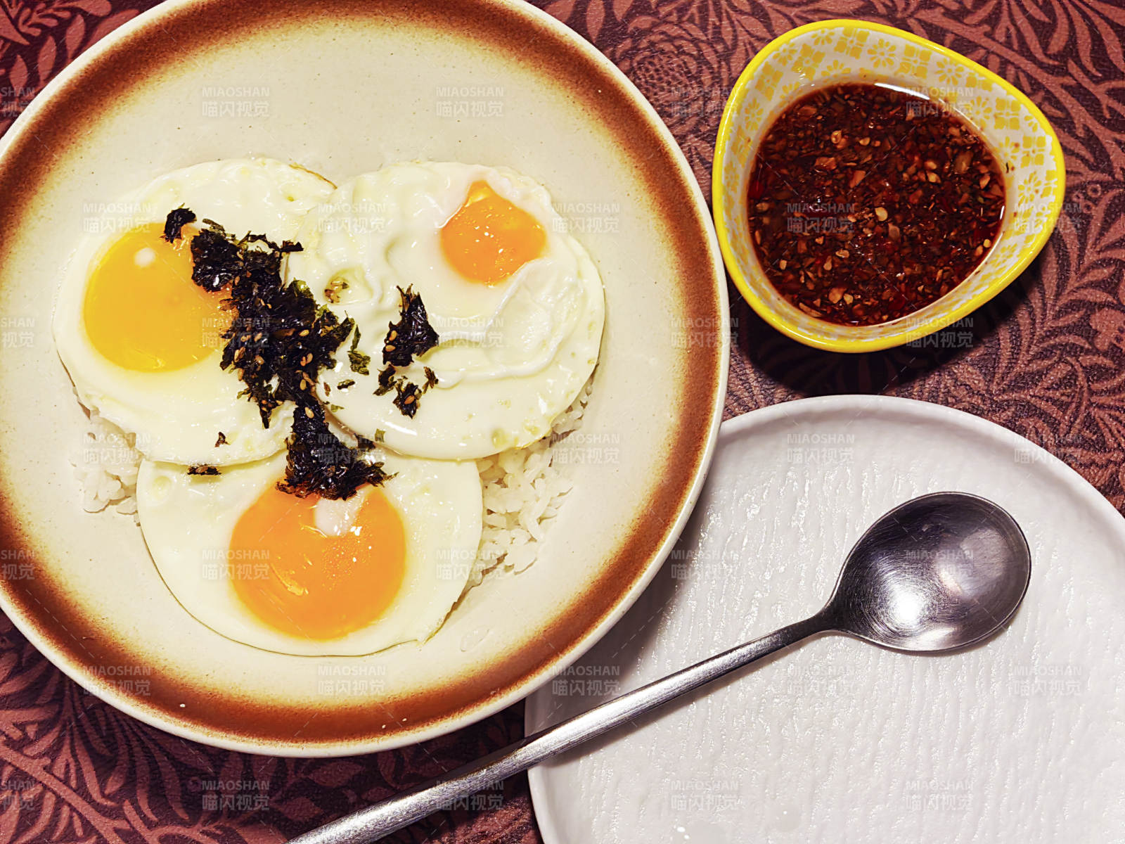 日式煎蛋饭配酱料