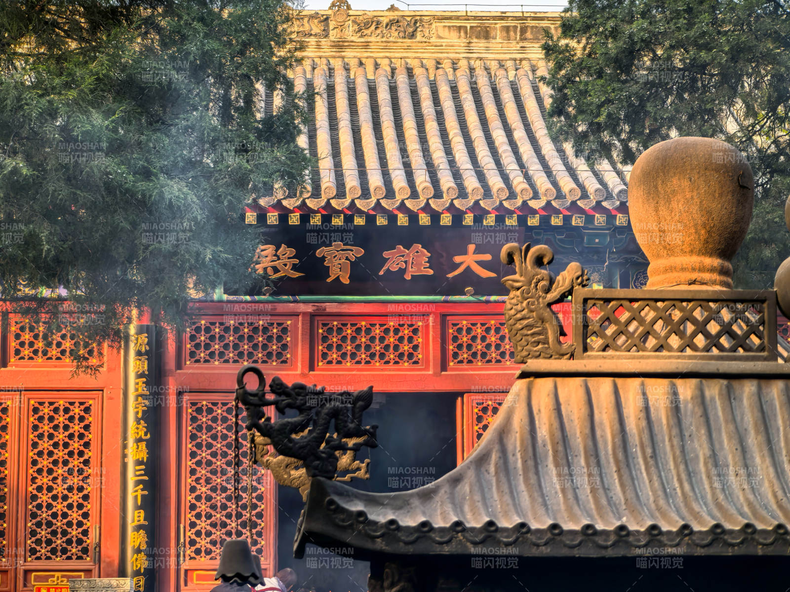 法源寺大雄宝殿前香烟袅袅