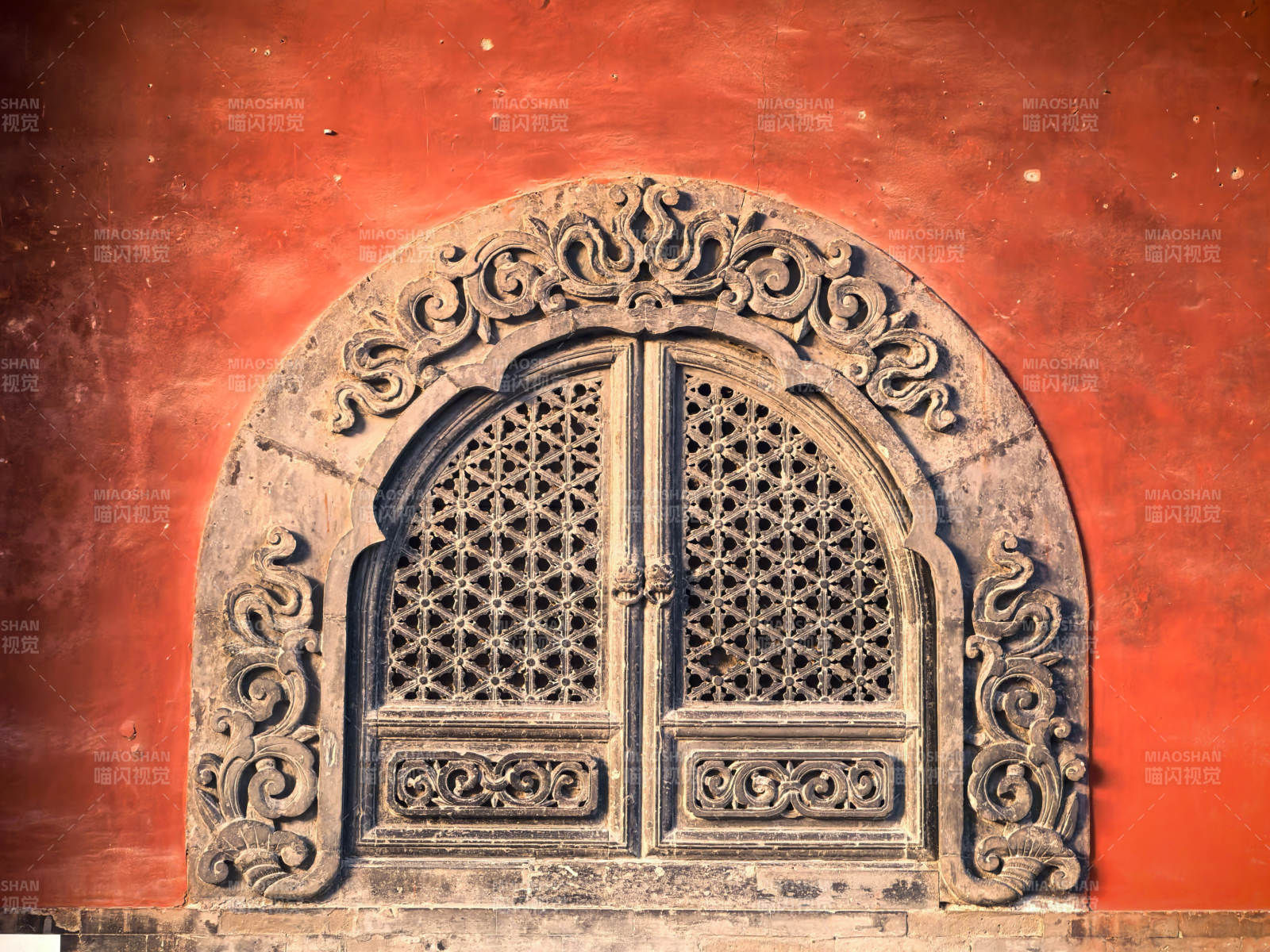 法源寺雕花拱门红墙影