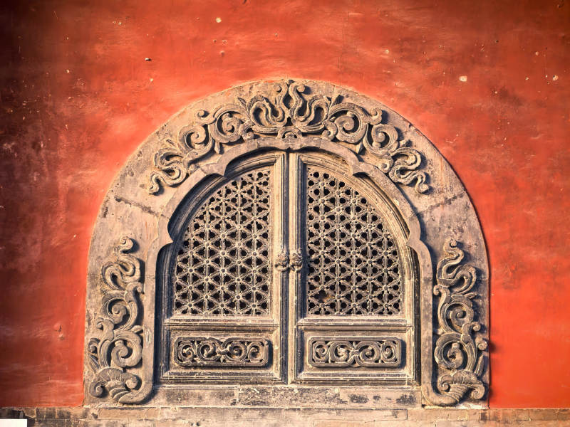 法源寺雕花拱门红墙影