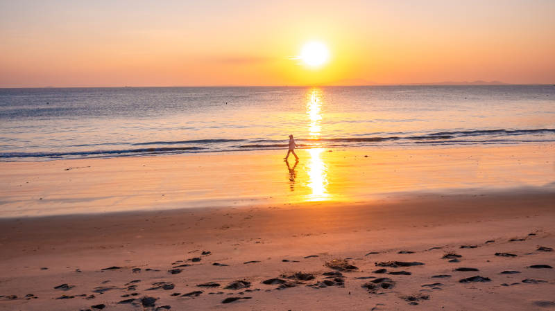 泉州的夕阳下的海滩剪影