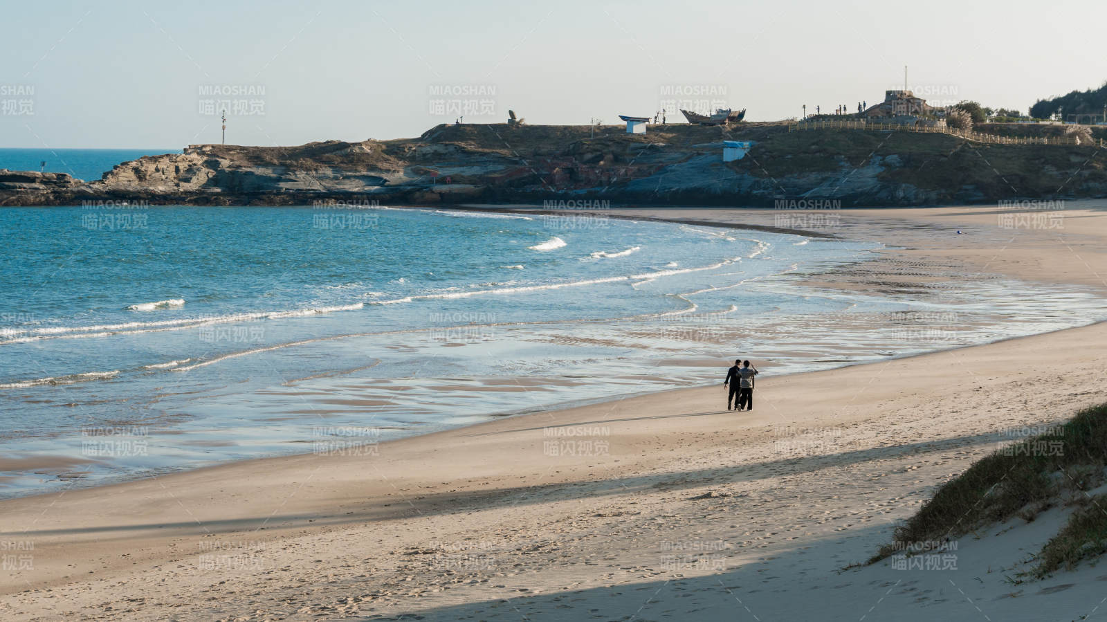 泉州的海边散步的两人