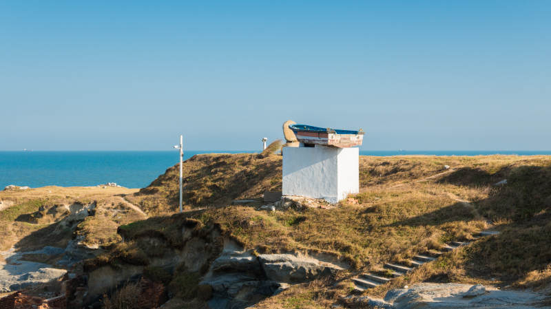 泉州海边孤屋静谧景
