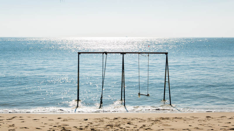 泉州的海边的秋千