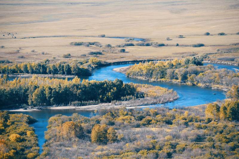 呼伦贝尔秋日河湾风光