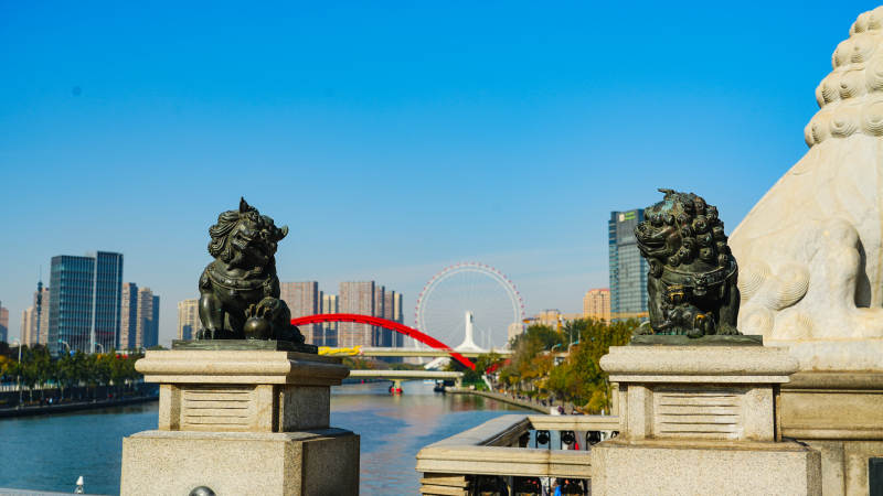 天津之眼与石狮巧妙同窗