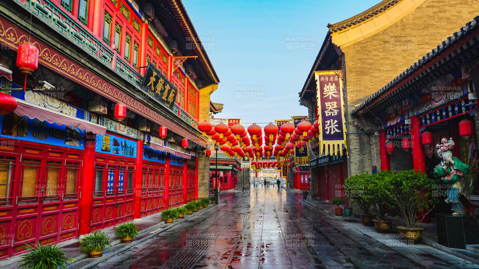 天津文化街古街雨后红灯映