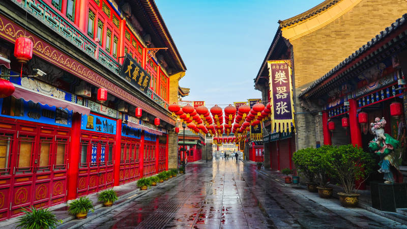 天津文化街古街雨后红灯映