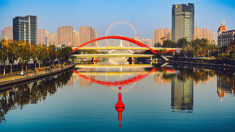 天津城市河景倒影