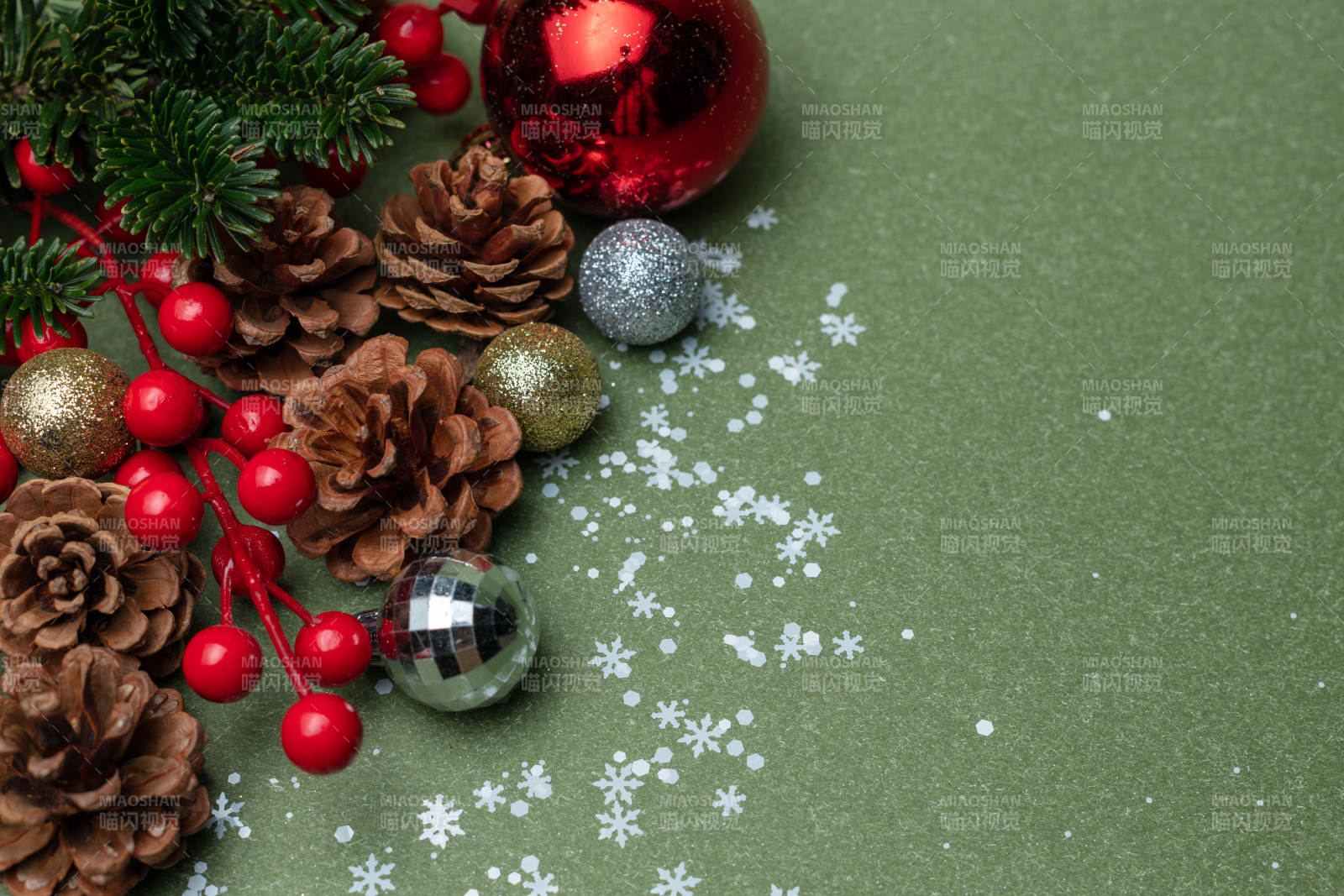 圣诞装饰松果静物
