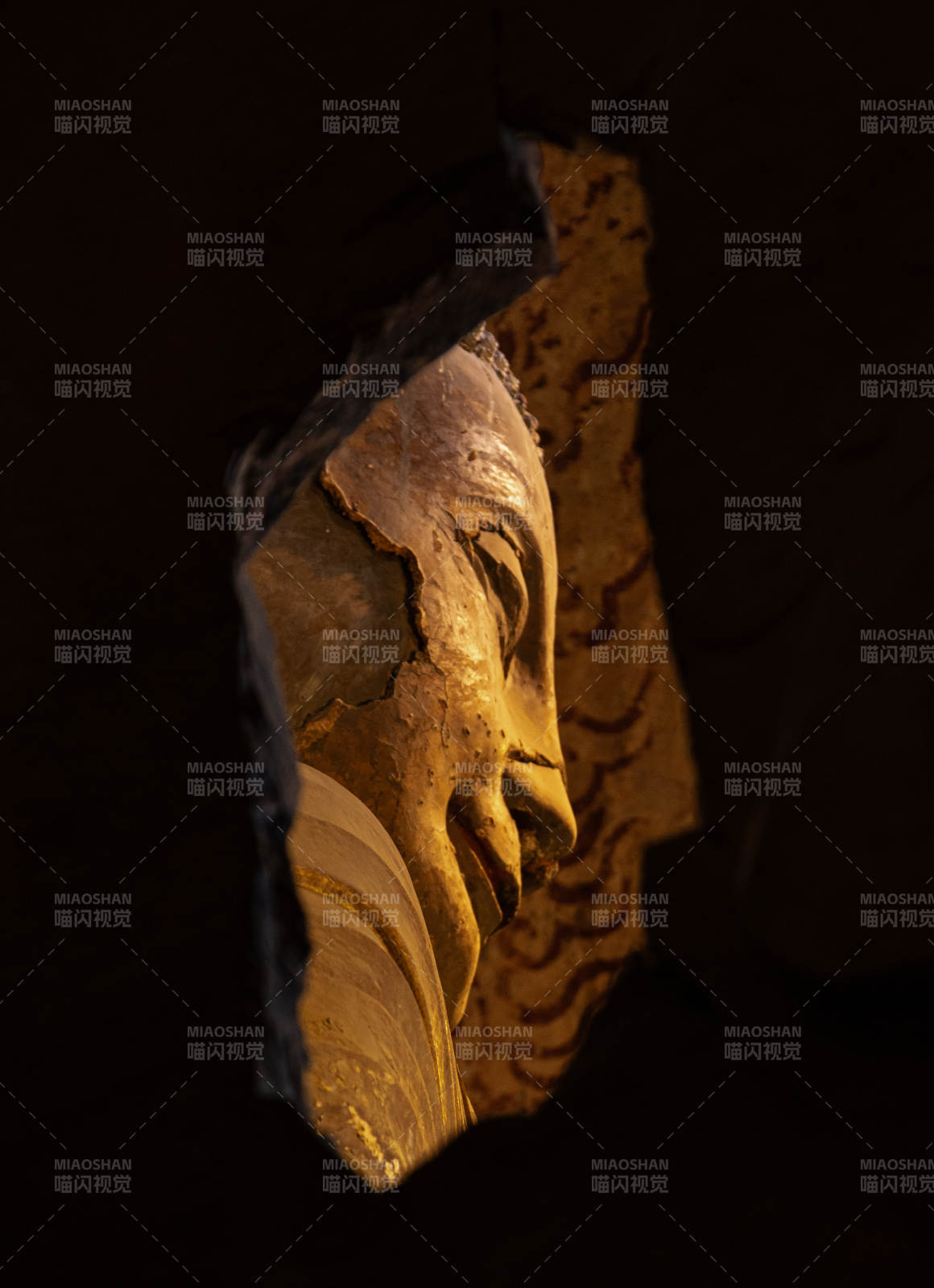 破碎面具的凝视-北响堂山