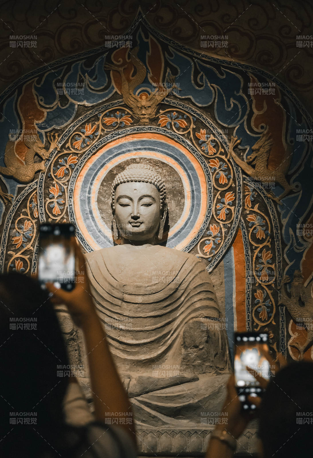 佛像前的虔诚瞬间-北响堂山