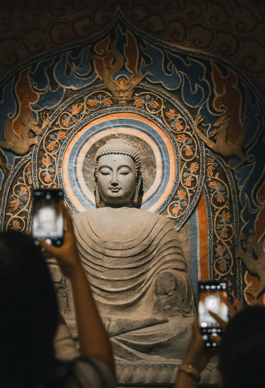 佛像前的虔诚瞬间-北响堂山