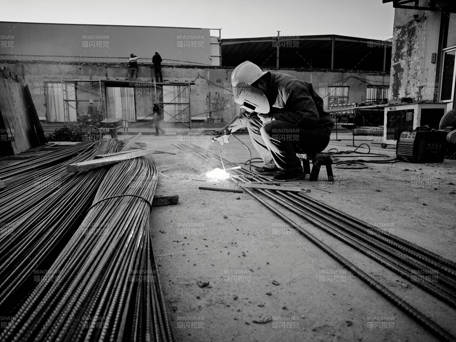 焊工在工地作业