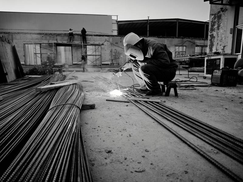 焊工在工地作业