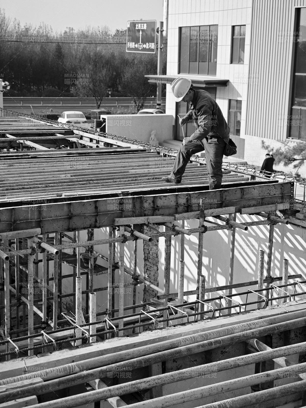 工人在高空作业