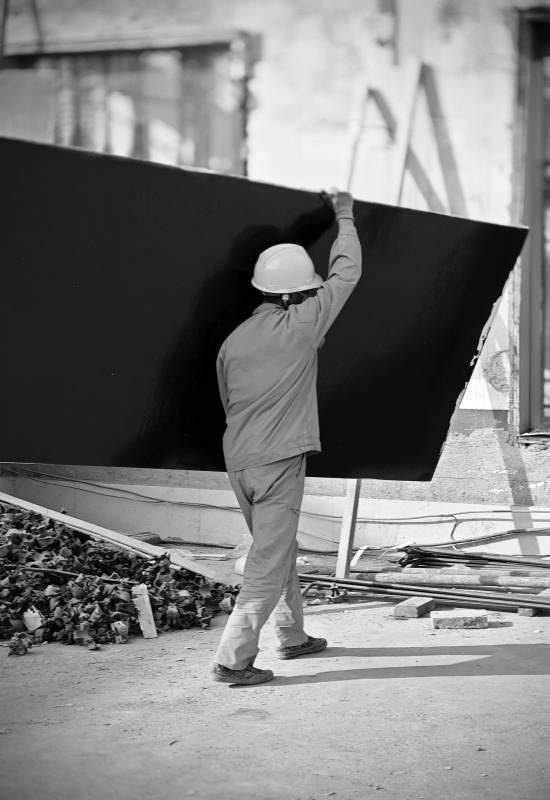 工人搬运大型板材