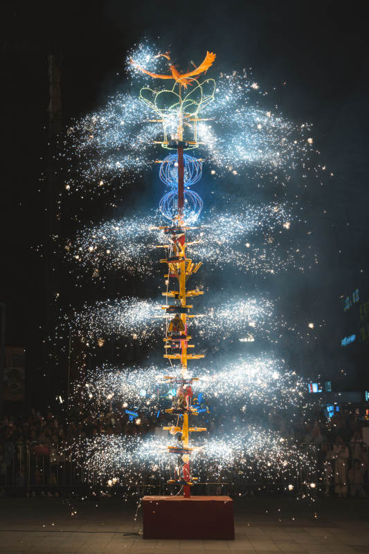 烟花塔绽放夜空