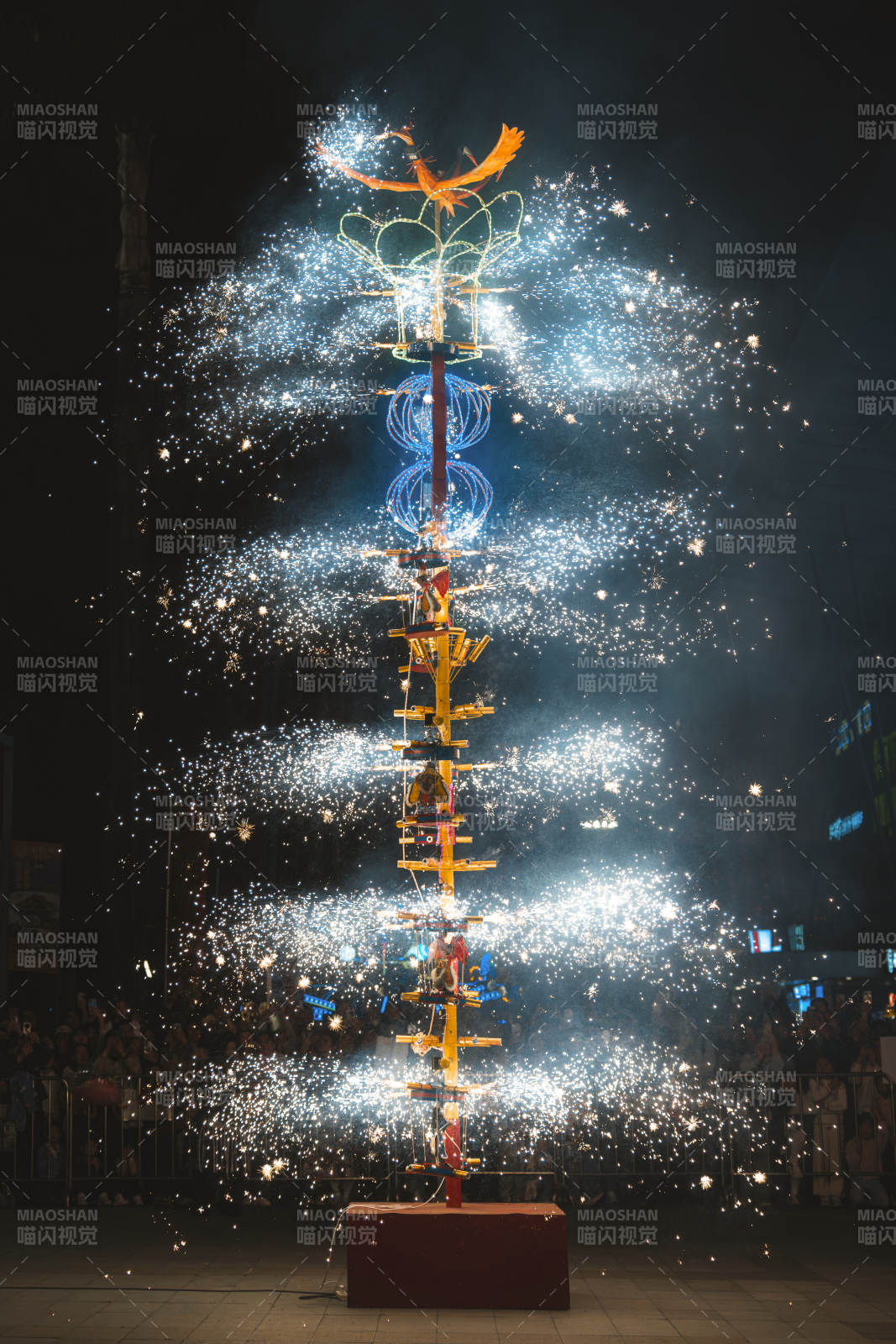 烟花塔绽放夜空