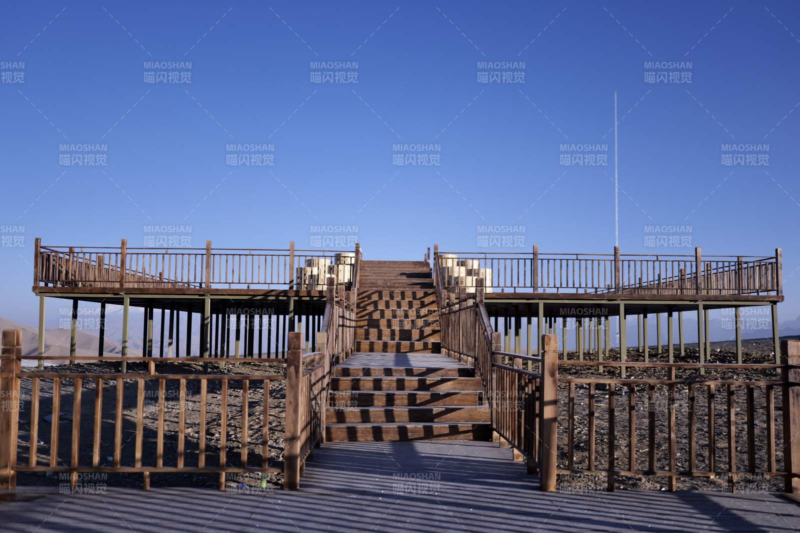 木栈道通向远方（路边的风景）