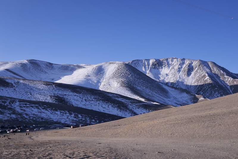 雪峰沙丘风光（新疆白沙湖）