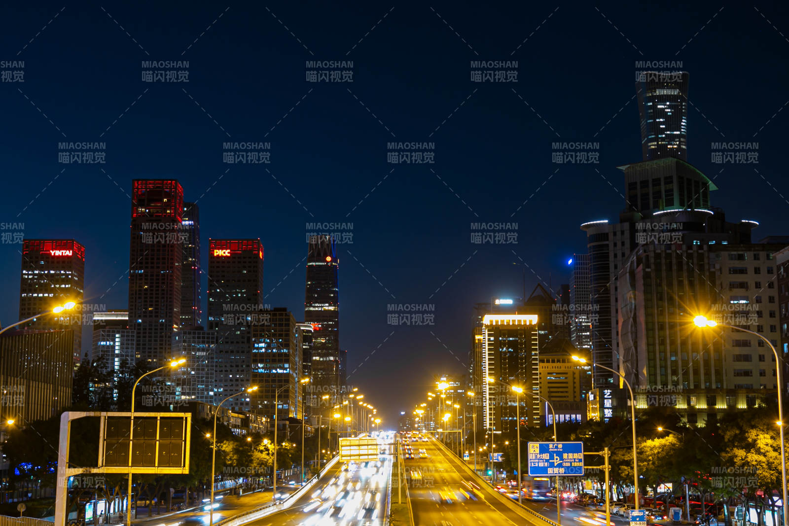 夜幕下的北京国贸灯火