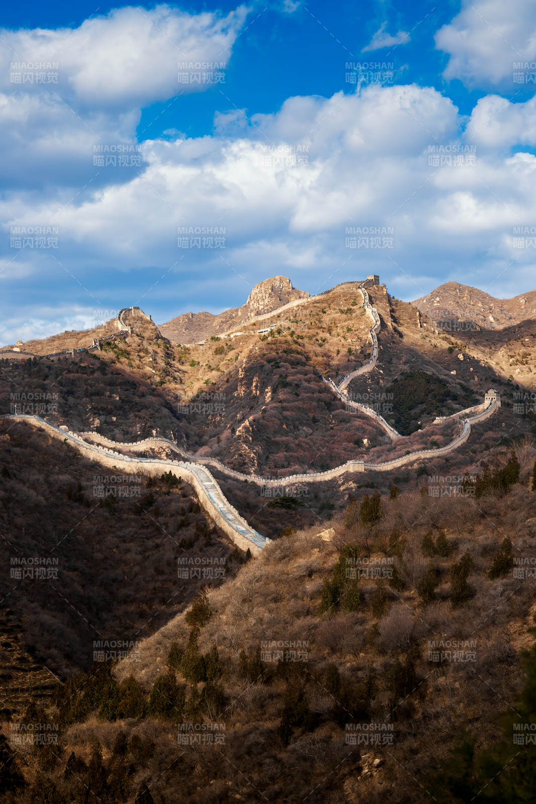 北京八达岭长城蜿蜒山间