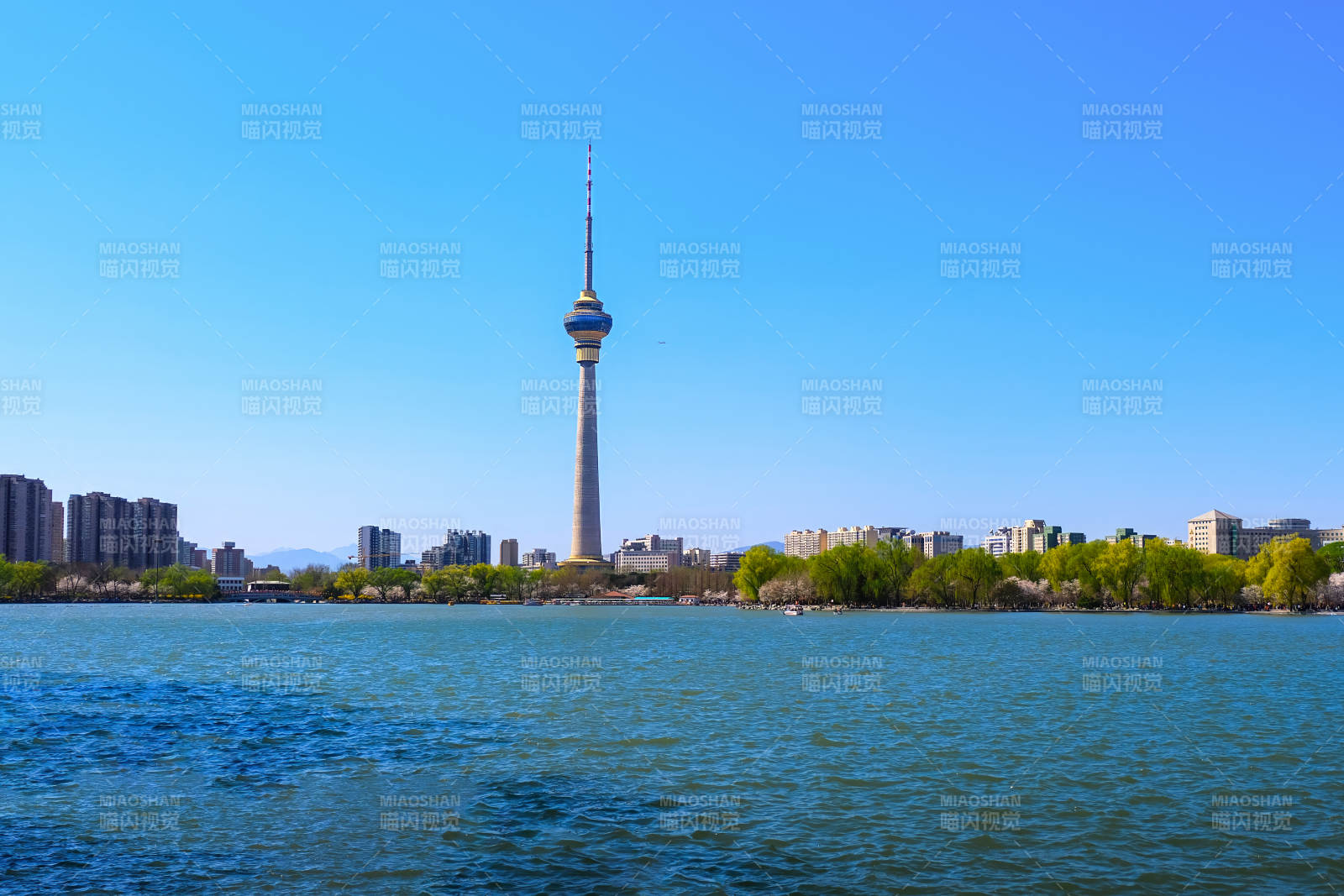 北京湖畔央视电视塔风光