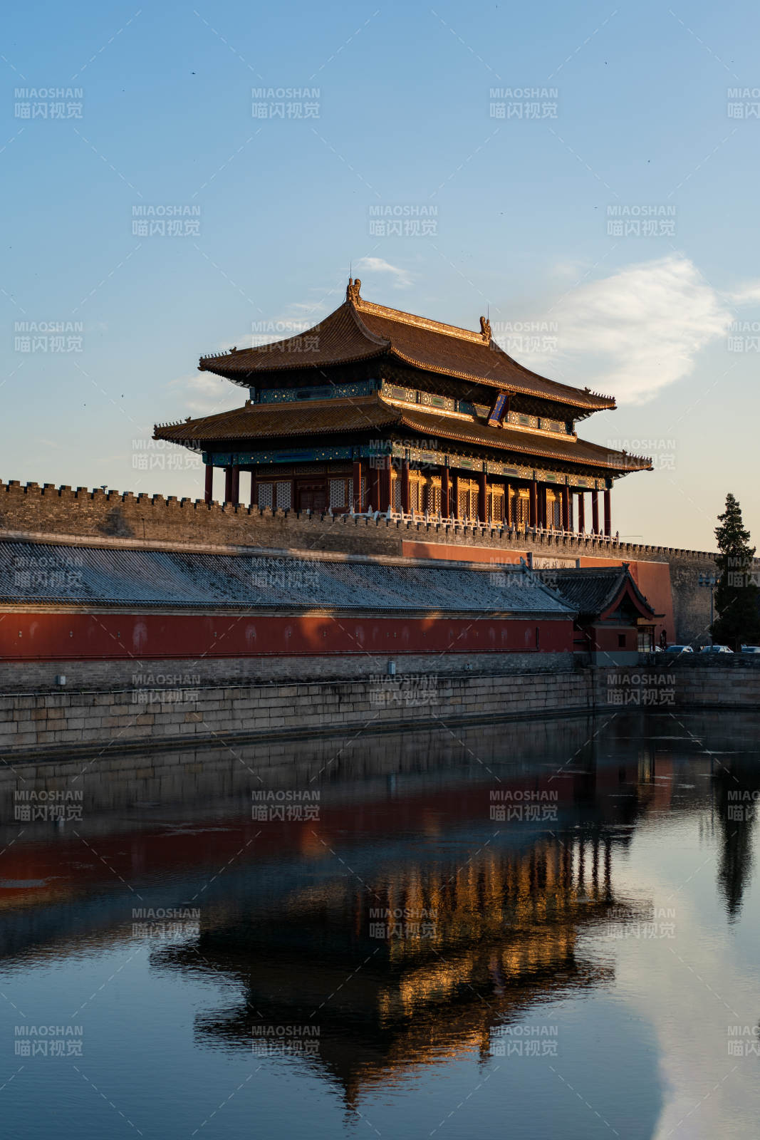 北京故宫角楼倒影
