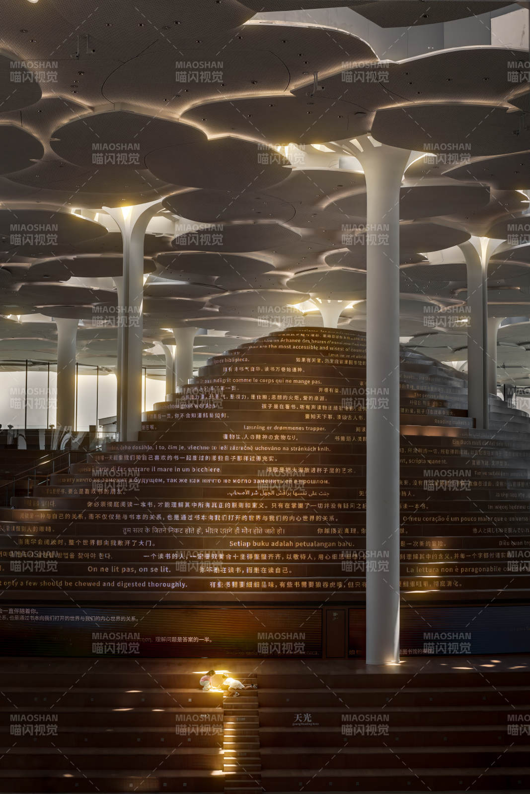 北京城市图书馆看书的孩子