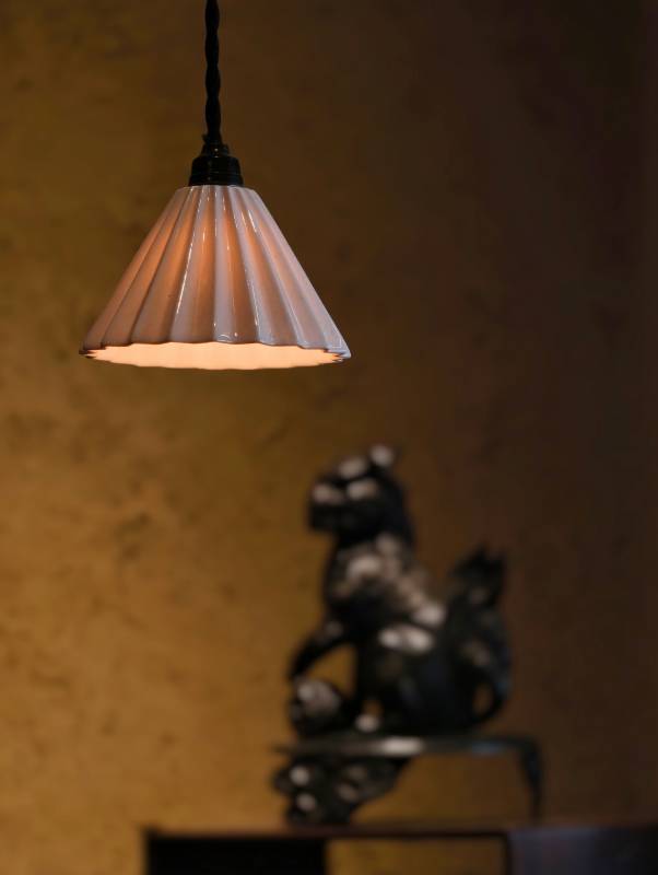 暖光灯下古兽静立