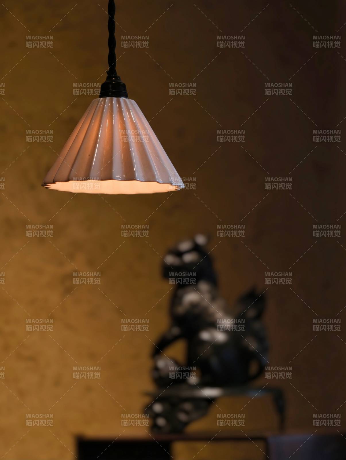 暖光灯下古兽静立