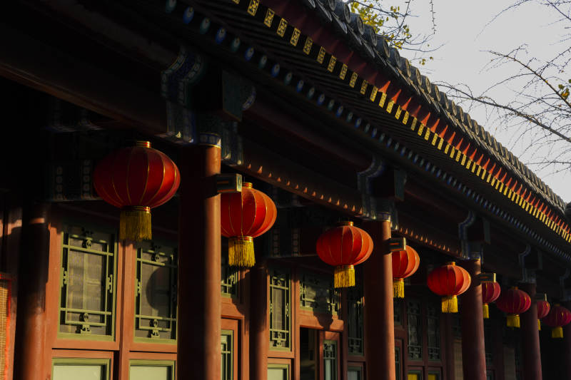 白云观红灯笼映古檐