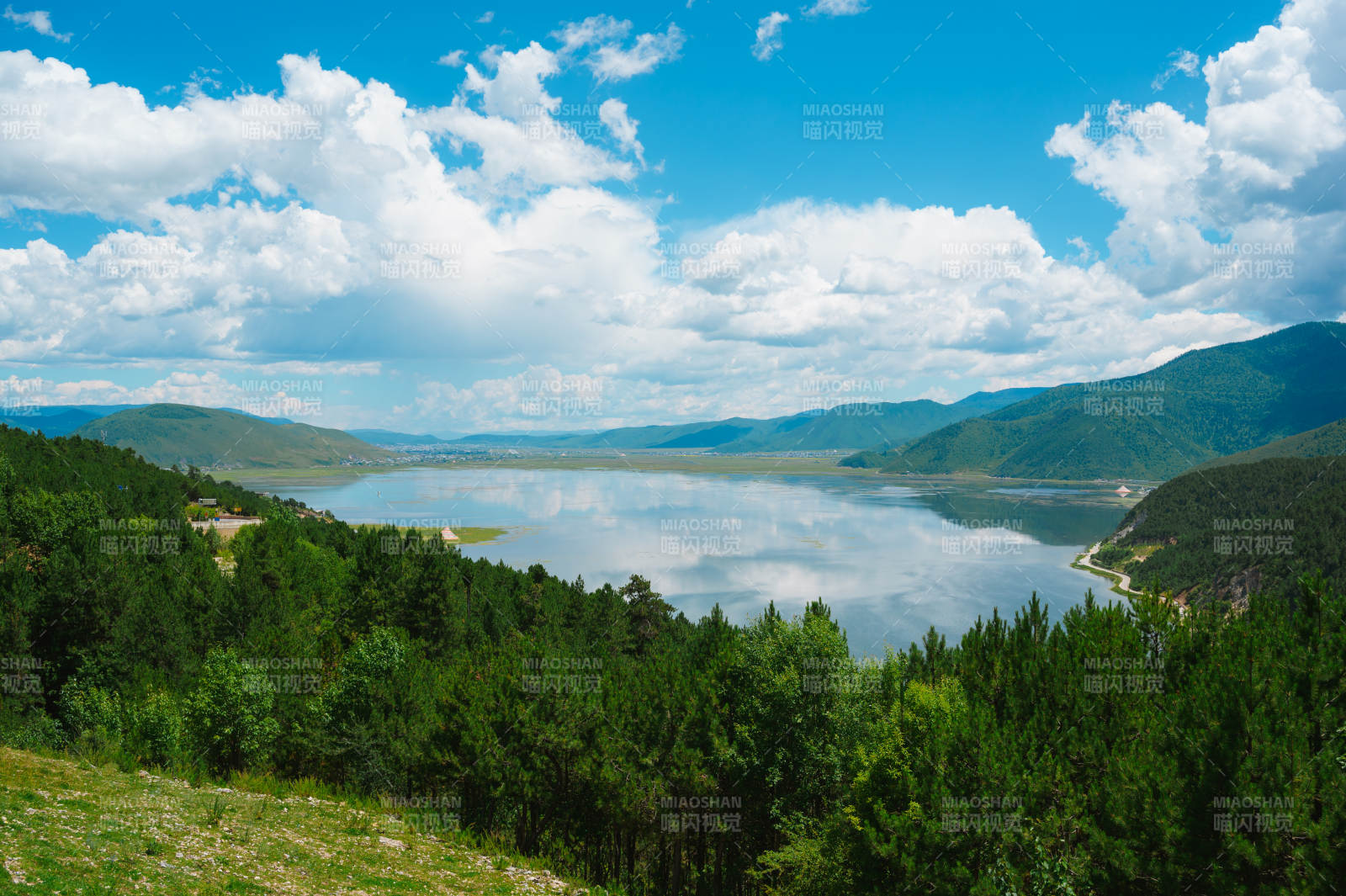 纳帕海湖光山色美如画