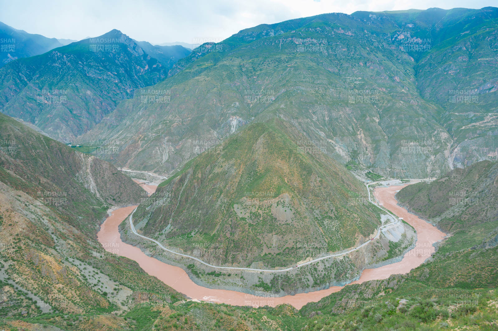 金沙湾山间河流弯道