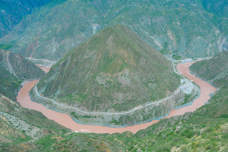 金沙湾山环水绕的壮丽景色