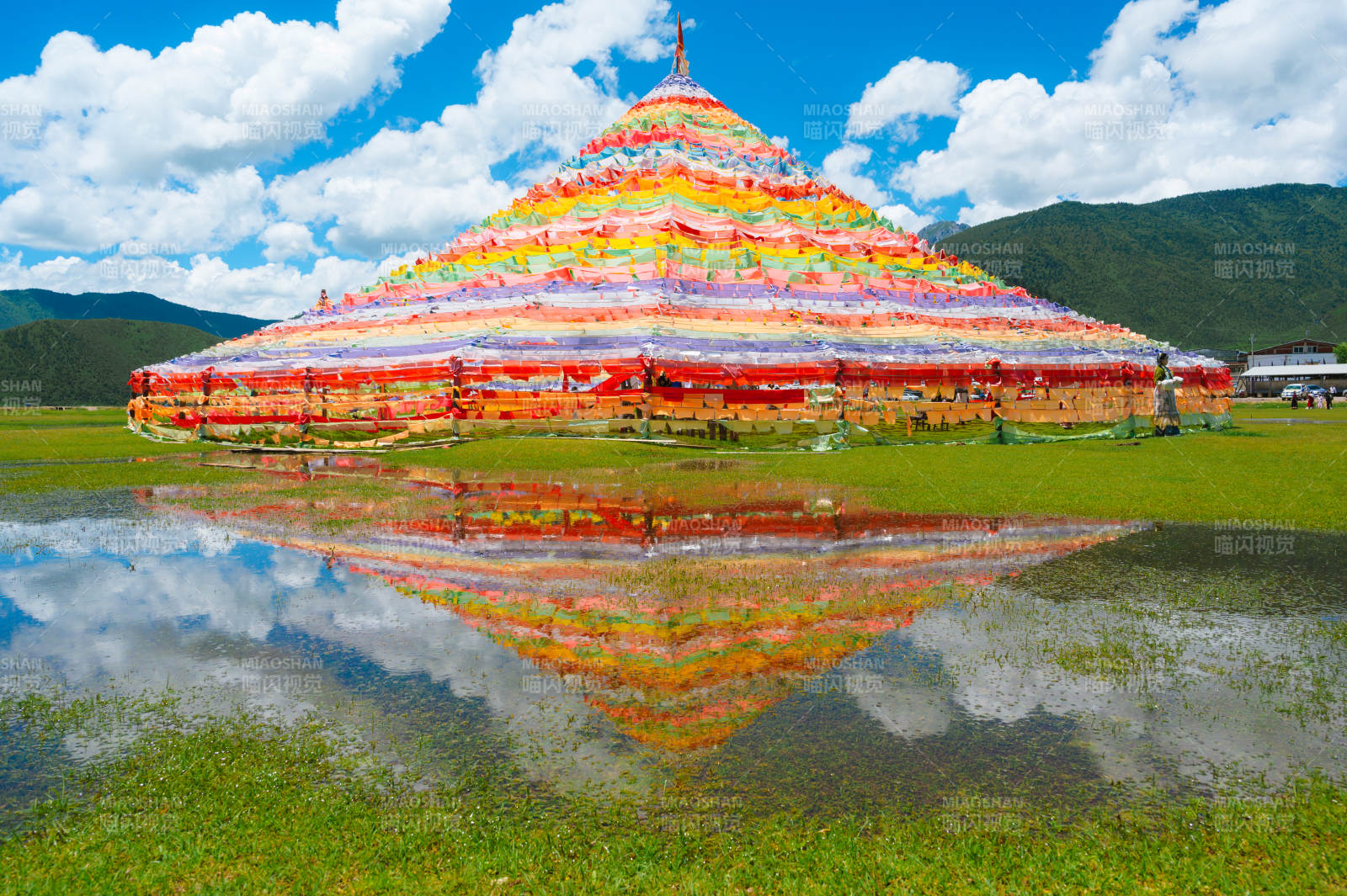 纳帕海彩塔倒影湖中