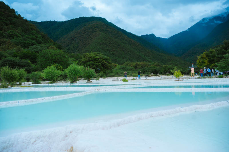 蓝池雪山美景白水台
